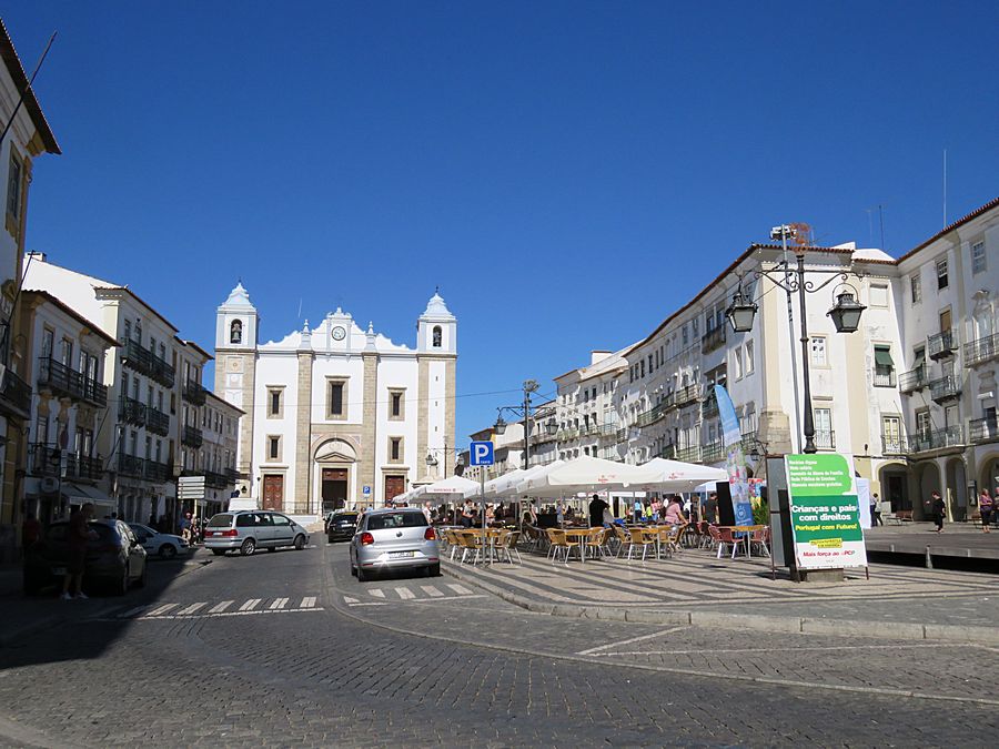 Evora main square