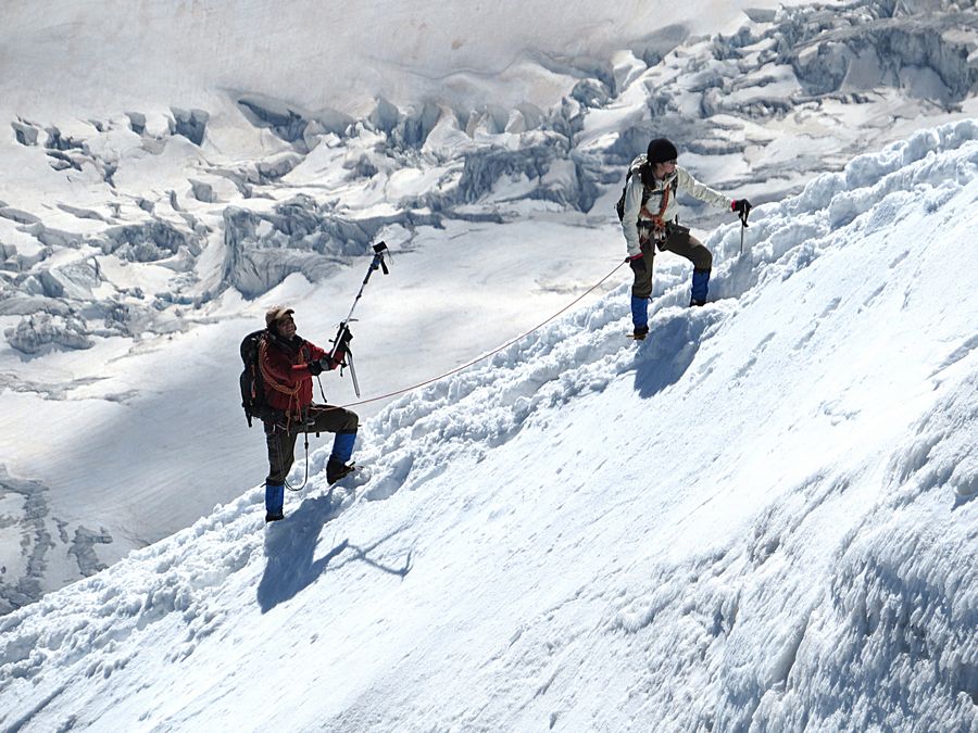 2 climbers practice